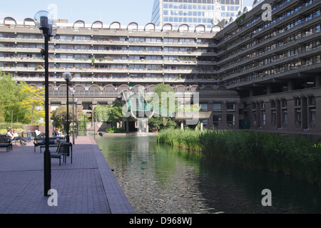 Waterside apartments au Barbican Centre London Banque D'Images