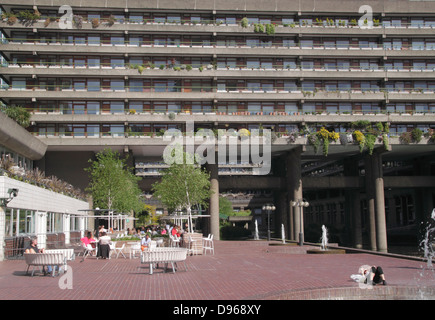 Cafe et les appartements du Barbican Centre London Banque D'Images