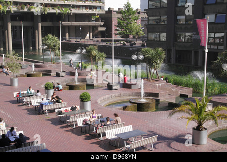 Terrasse au bord du lac au Barbican Arts Centre London Banque D'Images