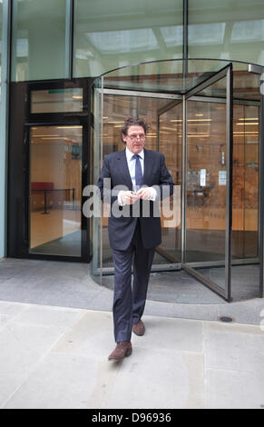 Londres, Royaume-Uni. 12 juin 2013. Chef de haut niveau aujourd'hui, Marco Pierre White était à l'ancien bâtiment des rouleaux qui poursuit des partenaires commerciaux sur la propriété de 17e siècle country pub 'le YewTree, situé dans le comté de Berkshire en Angleterre. Crédit : Jeff Gilbert/Alamy Live News Banque D'Images