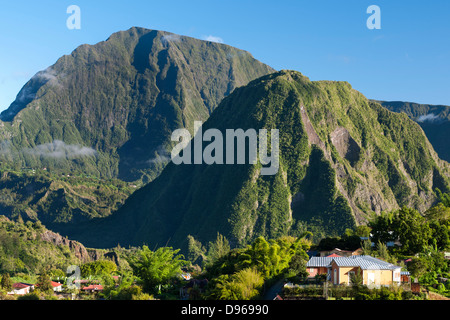 La Roche Écrite (2277m) et Hell-Bourg village dans le Cirque de Salazie caldera sur l'île française de la réunion. Banque D'Images