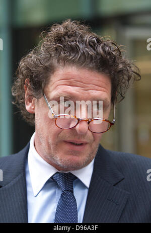 Londres, Royaume-Uni. 12 juin 2013. Chef de haut niveau aujourd'hui, Marco Pierre White était à l'ancien bâtiment des rouleaux qui poursuit des partenaires commerciaux sur la propriété de 17e siècle country pub 'le YewTree, situé dans le comté de Berkshire en Angleterre. Banque D'Images