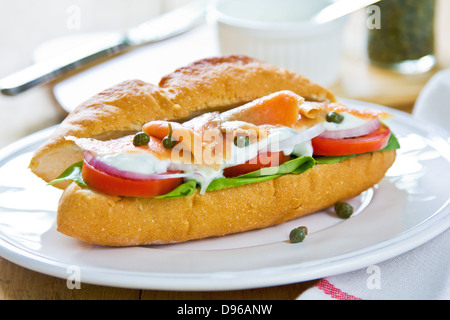 Sandwich au saumon avec sauce au yaourt et aux câpres Banque D'Images