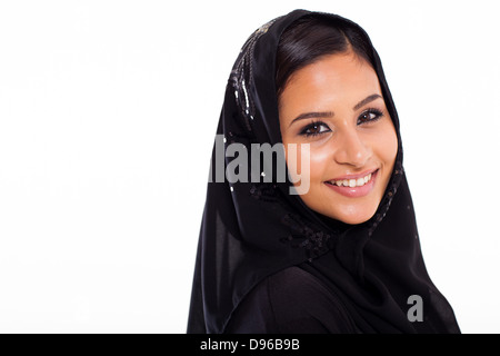 Jolie jeune femme musulmane head shot sur fond blanc Banque D'Images