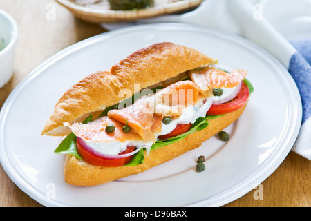 Sandwich au saumon avec sauce au yaourt et aux câpres Banque D'Images