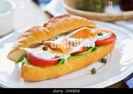 Sandwich au saumon avec sauce au yaourt et aux câpres Banque D'Images