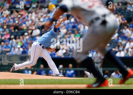 Kansas City, MO, États-Unis d'Amérique. 12 Juin, 2013. 12 juin 2013 : James Shields # 33 de l'emplacements des Royals de Kansas City en première manche au cours de la MLB match entre les Tigers de Detroit et les Royals de Kansas City à Kauffman Stadium de Kansas City MO Credit : csm/Alamy Live News Banque D'Images