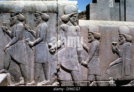 La sculpture dans l'escalier de secours de la Gendarmerie royale, d'une salle d'audience de Darius I (548-486 avant J.-C.), roi de Perse. Sujets portant hommage et de cadeaux. Persepolis. Banque D'Images