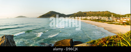 Plage de Brava en début de matinée. Banque D'Images