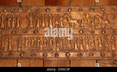 La porte de bronze ornements. L'Assyrien (vers 883-859 avant J.-C.). De Balawat, près de Nimrud. Avec des scènes en relief de la guerre, les prisonniers et les porteurs d'hommage pour représenter les réalisations d'Assurnazirpal II. Banque D'Images