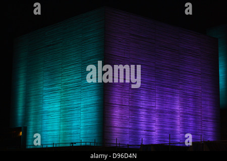 Le Théâtre National Royal de nuit. Conçu par Sir Denys Lasdun et Peter Softley Scénario. Ouvert en 1976 AD. Connu internationalement comme le Théâtre National de Grande-Bretagne. Banque D'Images
