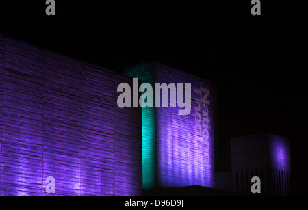Le Théâtre National Royal de nuit. Conçu par Sir Denys Lasdun et Peter Softley Scénario. Ouvert en 1976 AD. Connu internationalement comme le Théâtre National de Grande-Bretagne. Banque D'Images