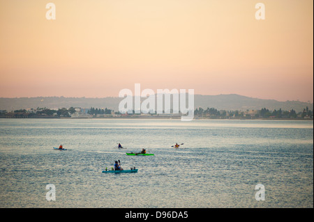 Les kayakistes dans la baie de San Diego, San Diego, Californie, États-Unis d'Amérique Banque D'Images