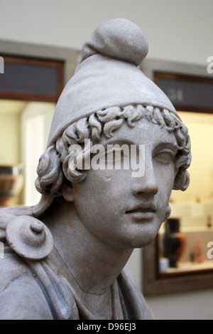 Groupe statue en marbre de Mithra tuant un taureau. Roman 2ème siècle AD. Auraient été trouvés dans l'empereur Hadrien's Villa, Tivoli, Italie. Le culte de Mithra était sur de nombreuses religions mystère adopté par les romains comme ils conquirent les divers peuples de leur grand empire. Le dieu porte des vêtements persans, reflétant ses origines de l'Est. Banque D'Images