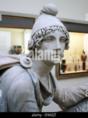 Groupe statue en marbre de Mithra tuant un taureau. Roman 2ème siècle AD. Auraient été trouvés dans l'empereur Hadrien's Villa, Tivoli, Italie. Le culte de Mithra était sur de nombreuses religions mystère adopté par les romains comme ils conquirent les divers peuples de leur grand empire. Le dieu porte des vêtements persans, reflétant ses origines de l'Est. Banque D'Images