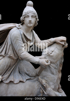 Groupe statue en marbre de Mithra tuant un taureau. Roman 2ème siècle AD. Auraient été trouvés dans l'empereur Hadrien's Villa, Tivoli, Italie. Le culte de Mithra était sur de nombreuses religions mystère adopté par les romains comme ils conquirent les divers peuples de leur grand empire. Le dieu porte des vêtements persans, reflétant ses origines de l'Est. Banque D'Images