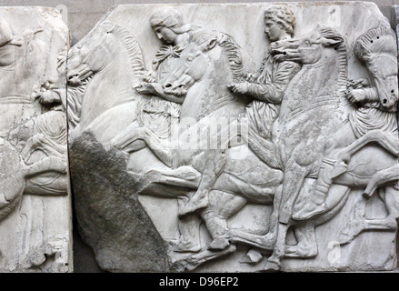 Détail de la frise du Parthénon. Sculpture en marbre grec, entre 443-438 BC. La frise complète montre une procession narrative d'hommes, de femmes et de chevaux. Banque D'Images