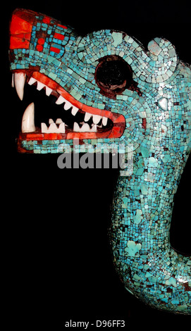 Aztec serpent à double tête fabriqués à partir de morceaux de mosaïque turquoise et sculpté dans le bois. 15ème-16ème siècle. Probablement un ornement de poitrine de cérémonie. Banque D'Images