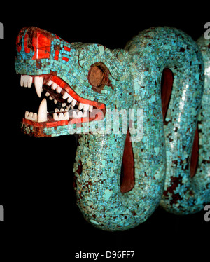 Aztec serpent à double tête fabriqués à partir de morceaux de mosaïque turquoise et sculpté dans le bois. 15ème-16ème siècle. Probablement un ornement de poitrine de cérémonie. Banque D'Images