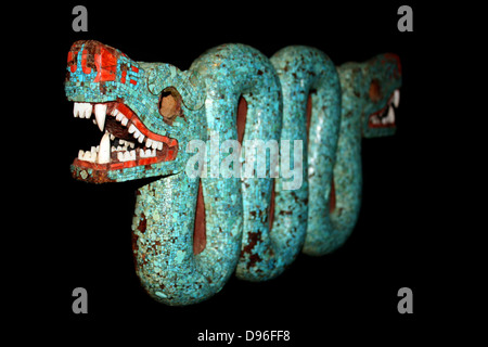 Aztec serpent à double tête fabriqués à partir de morceaux de mosaïque turquoise et sculpté dans le bois. 15ème-16ème siècle. Probablement un ornement de poitrine de cérémonie. Banque D'Images