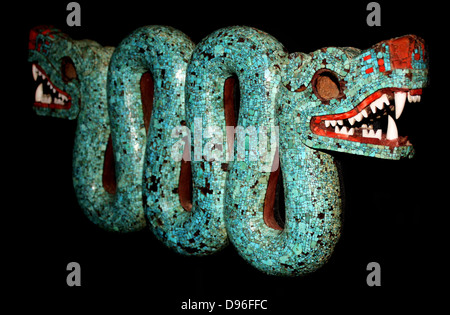 Aztec serpent à double tête fabriqués à partir de morceaux de mosaïque turquoise et sculpté dans le bois. 15ème-16ème siècle. Probablement un ornement de poitrine de cérémonie. Banque D'Images