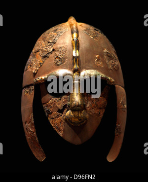 Casque de Sutton Hoo. Début du 7e siècle, l'Angleterre. L'un des 4 premiers casques médiévaux trouvés en Angleterre. Faites de Bronze, fil d'argent et de grenat. Décorée dispose de panneaux représentant des scènes héroïques. Banque D'Images