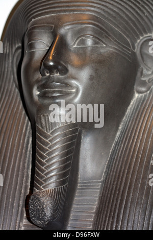 Détail de Sarcophage-couvercle du Vizir Sisebek. 26e dynastie (env. 600 avant JC) égyptien. Faite de schiste. Une figure de la déesse Nut orne la poitrine, ainsi que d'hiéroglyphes indiquant une prière pour les offrandes. Banque D'Images
