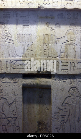 Fausse Porte d'Neferseshemkhufu. Ve dynastie fonction de mur égyptien Guza. Daté d'environ 2400 avant JC. Faites de calcaire. Banque D'Images