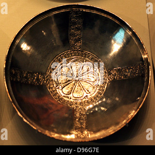 Bols peu profonds. Un ensemble de dix petites boules d'argent a été déposé dans la chambre funéraire à Sutton Hoo. Ils étaient empilés à l'envers et beaucoup d'entre eux ont survécu en excellent état. Les Byzantins ont utilisé ces bols pour servir la nourriture, et peut-être que les Anglo-Saxons ont fait de même. Bien qu'elles sont décorées avec des bandes en forme de croix, les bols n'a probablement pas eu le sens chrétien. Annonce 500s-600s'est de la Méditerranée Banque D'Images