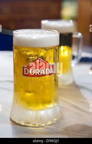 Dorada la bière dans le verre froid, Lanzarote, îles Canaries, Espagne Banque D'Images