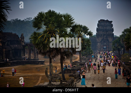 Les touristes visitant Angkor Wat, tôt le matin, balade autour du temple, le Cambodge, l'Asie Banque D'Images