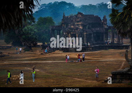 Les touristes visitant Angkor Wat, tôt le matin, balade autour du temple, le Cambodge, l'Asie Banque D'Images