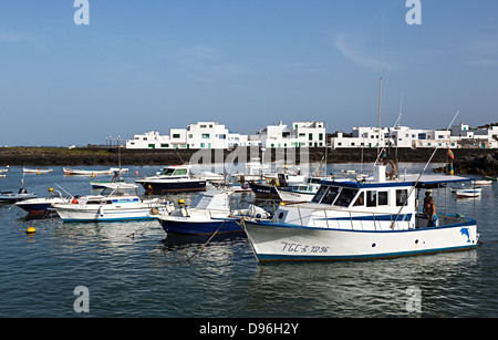 Bateaux amarrés dans le port, Arrieta, Lanzarote, îles Canaries, Espagne Banque D'Images