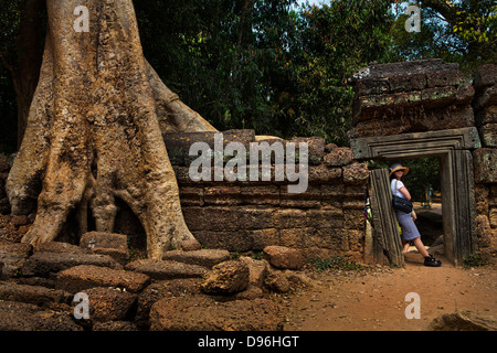 En tourisme ruiné porte dans Ta Prohm, temple Angkor Ta Prohm a été laissée en grande partie à l'emprise de la jungle vivant Banque D'Images