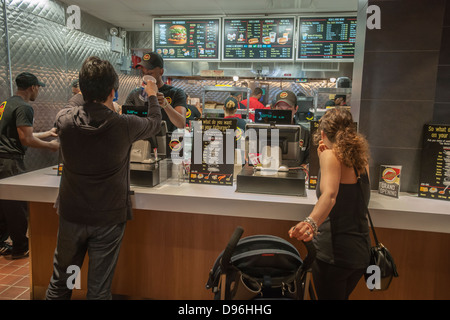 Les amateurs de Burger de loin descendre sur le nouveau Fatburger restaurant dans le quartier de Murray Hill à New York Banque D'Images