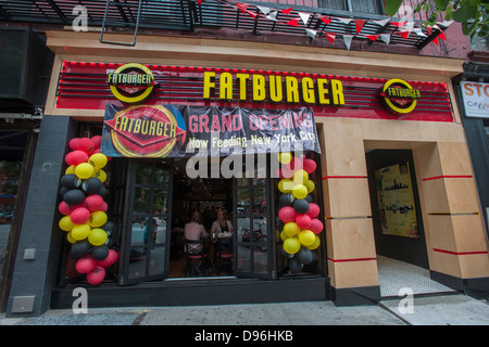 Les amateurs de Burger de loin descendre sur le nouveau Fatburger restaurant dans le quartier de Murray Hill à New York Banque D'Images