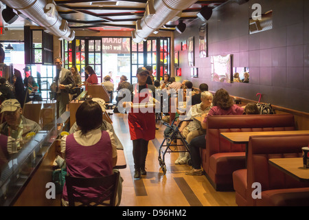 Les amateurs de Burger de loin descendre sur le nouveau Fatburger restaurant dans le quartier de Murray Hill à New York Banque D'Images