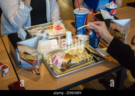 Les amateurs de Burger de loin descendre sur le nouveau Fatburger restaurant dans le quartier de Murray Hill à New York Banque D'Images