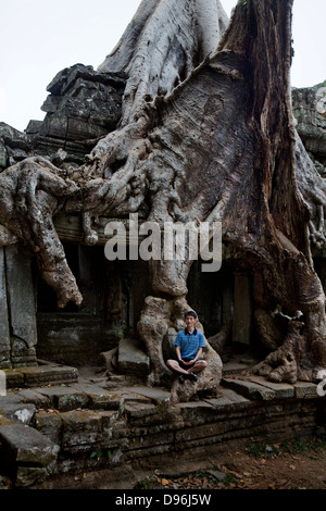 De plus en plus racine de l'arborescence dans la structure d'un temple à Preah Khan. Ankor Wat Cambodge Banque D'Images