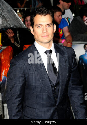 Londres, Royaume-Uni. 12 Juin 2013.Henry Cavill assiste à la première européenne de l'homme d'acier à l'Empire & Odeon Leicester Square , Londres. Crédit : Peter Phillips/Alamy Live News Banque D'Images