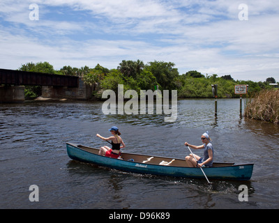 Les filles du canoë sur la Turquie Creek en Floride à Palm Bay Banque D'Images