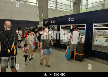 Des distributeurs automatiques de billets gare MTR Tung Chung, Hong Kong Banque D'Images