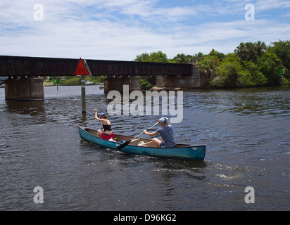 Les filles du canoë sur la Turquie Creek en Floride à Palm Bay Banque D'Images