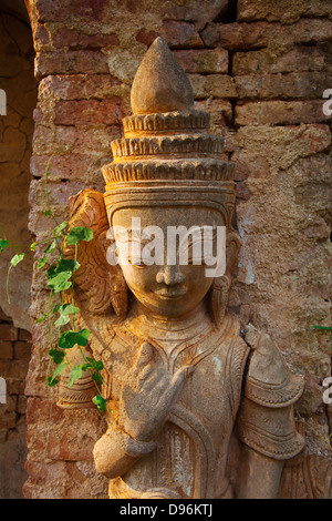 Le stuc divinités bouddhistes à NYAUNG OHAK situé à INDEIN composé d'anciens sanctuaires - Lac Inle, MYANMAR Banque D'Images