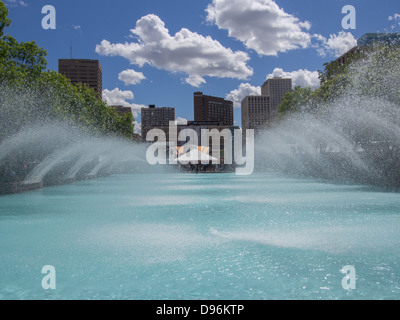 Ville de l'hôtel de ville d'Edmonton fontaine à eau en été Banque D'Images