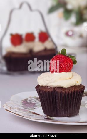 Cupcakes aux fraises avec un thé. Banque D'Images