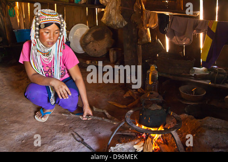 Les femmes de la tribu AKHA portent des coiffures élaborées en perles, pièces d'argent et tissés à la main coton - village près de Kengtung ou Banque D'Images