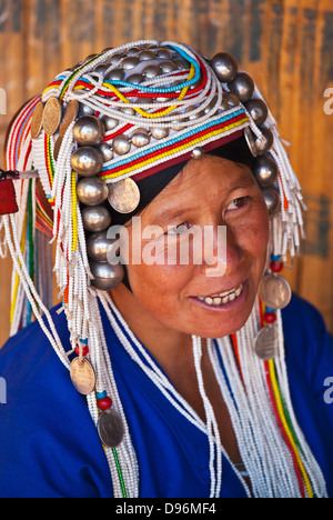 Les femmes de la tribu AKHA portent des coiffures élaborées en perles, pièces d'argent et tissés à la main coton - village près de Kengtung ou Banque D'Images