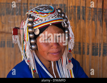 Les femmes de la tribu AKHA portent des coiffures élaborées en perles, pièces d'argent et tissés à la main coton - village près de Kengtung ou Banque D'Images