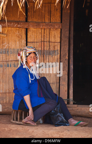 Les femmes de la tribu AKHA portent des coiffures élaborées en perles, pièces d'argent et tissés à la main coton - village près de Kengtung ou Banque D'Images